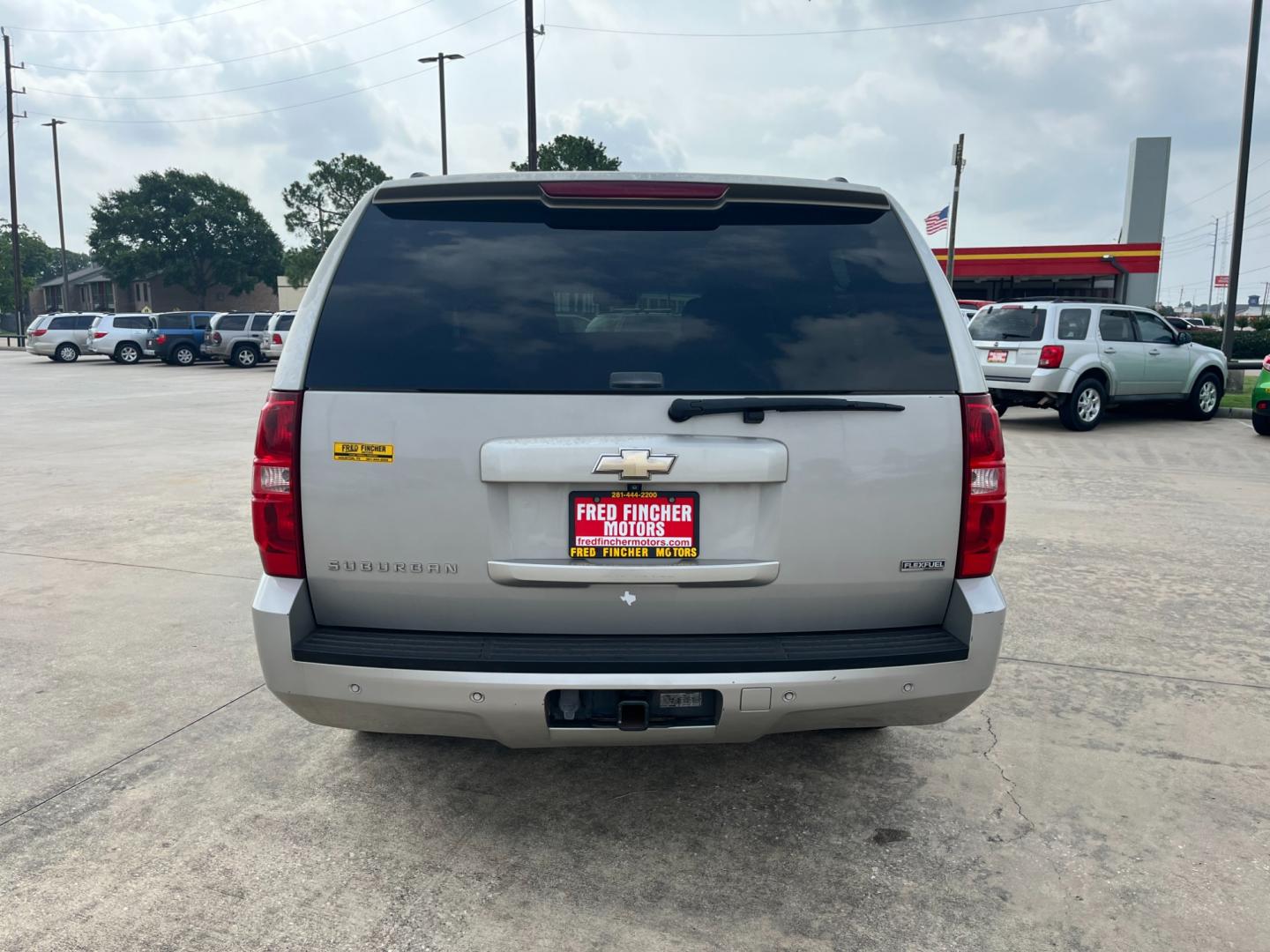 2009 SILVER /TAN Chevrolet Suburban LS 1500 2WD (1GNFC16069J) with an 5.3L V8 OHV 16V FFV engine, 4-Speed Automatic transmission, located at 14700 Tomball Parkway 249, Houston, TX, 77086, (281) 444-2200, 29.928619, -95.504074 - Photo#5